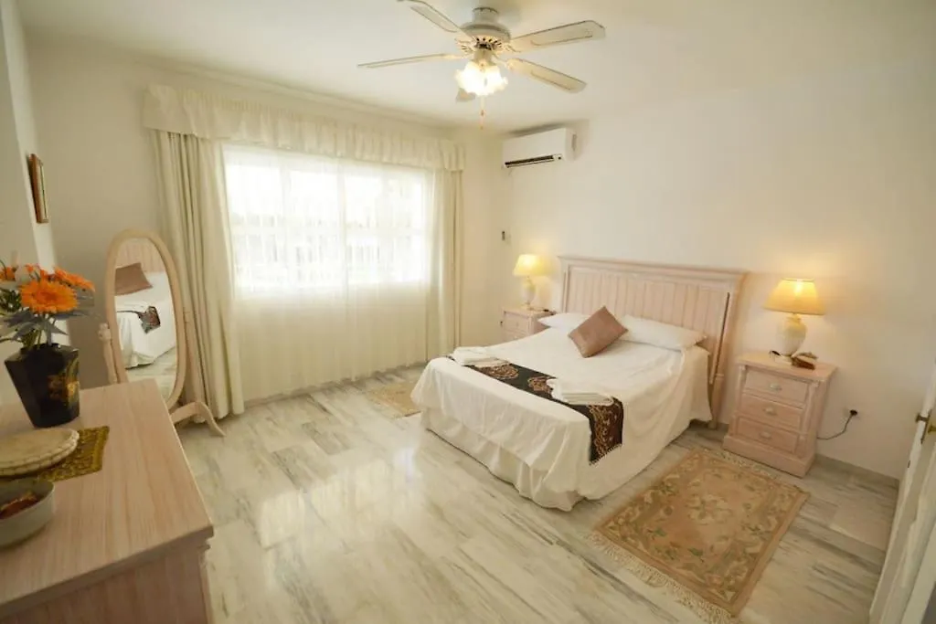 Large 7 Bedroom Villa In Sierrrezuela Heated Pool マラガ スペイン